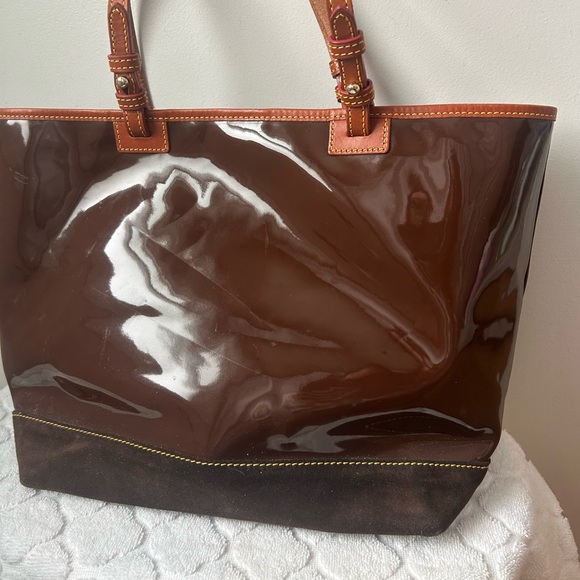 Dooney & Bourke tote bag brown patent leather suede bottom tan leather handles - Picture 4 of 15